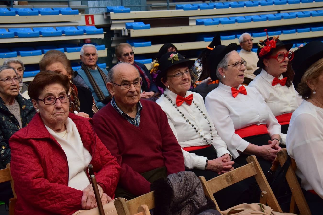 La Fiesta de Carnaval de las Personas Mayores llena el polideportivo de Las Gaunas