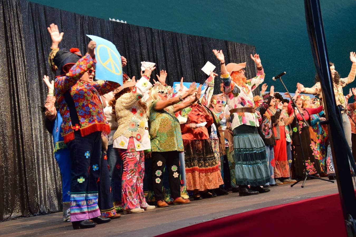 La Fiesta de Carnaval de las Personas Mayores llena el polideportivo de Las Gaunas