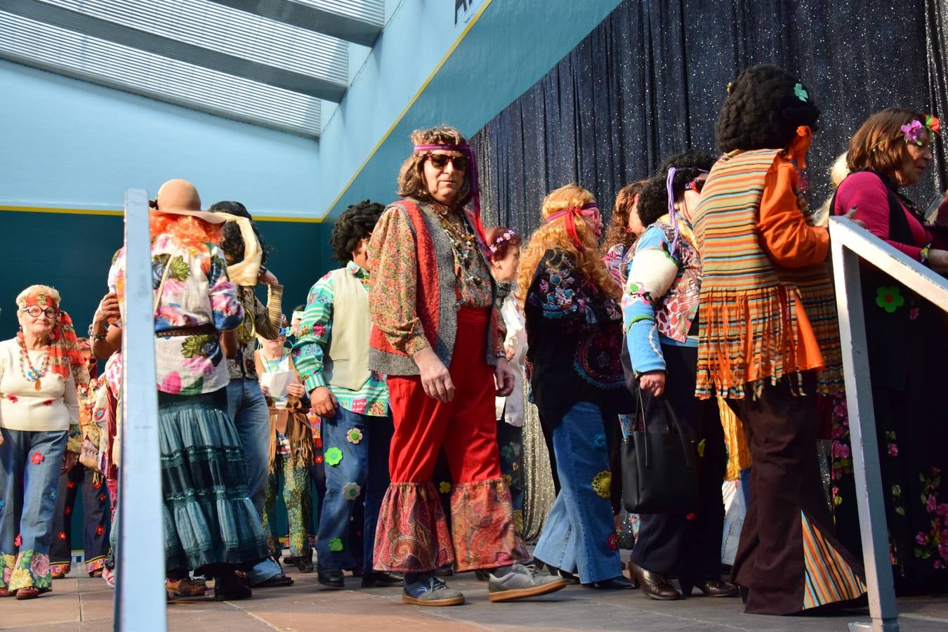 La Fiesta de Carnaval de las Personas Mayores llena el polideportivo de Las Gaunas