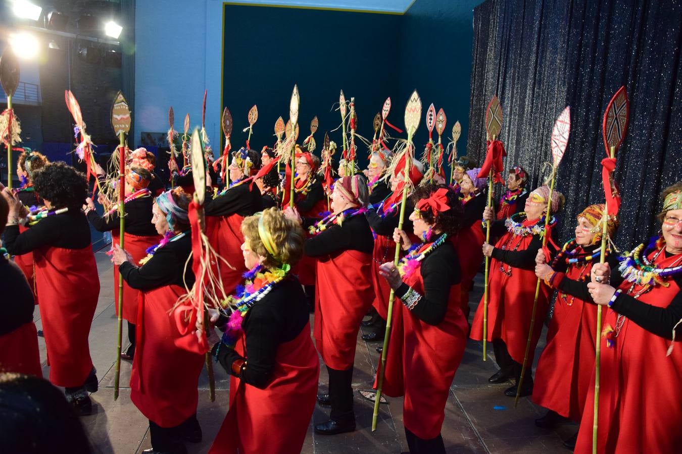 La Fiesta de Carnaval de las Personas Mayores llena el polideportivo de Las Gaunas