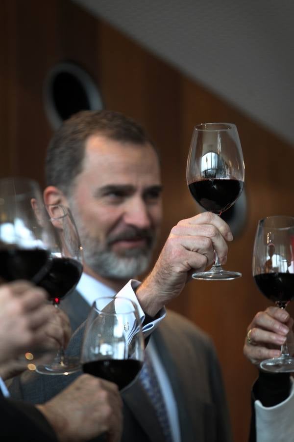 Felipe VI brinda con Rioja por la investigación y la enología