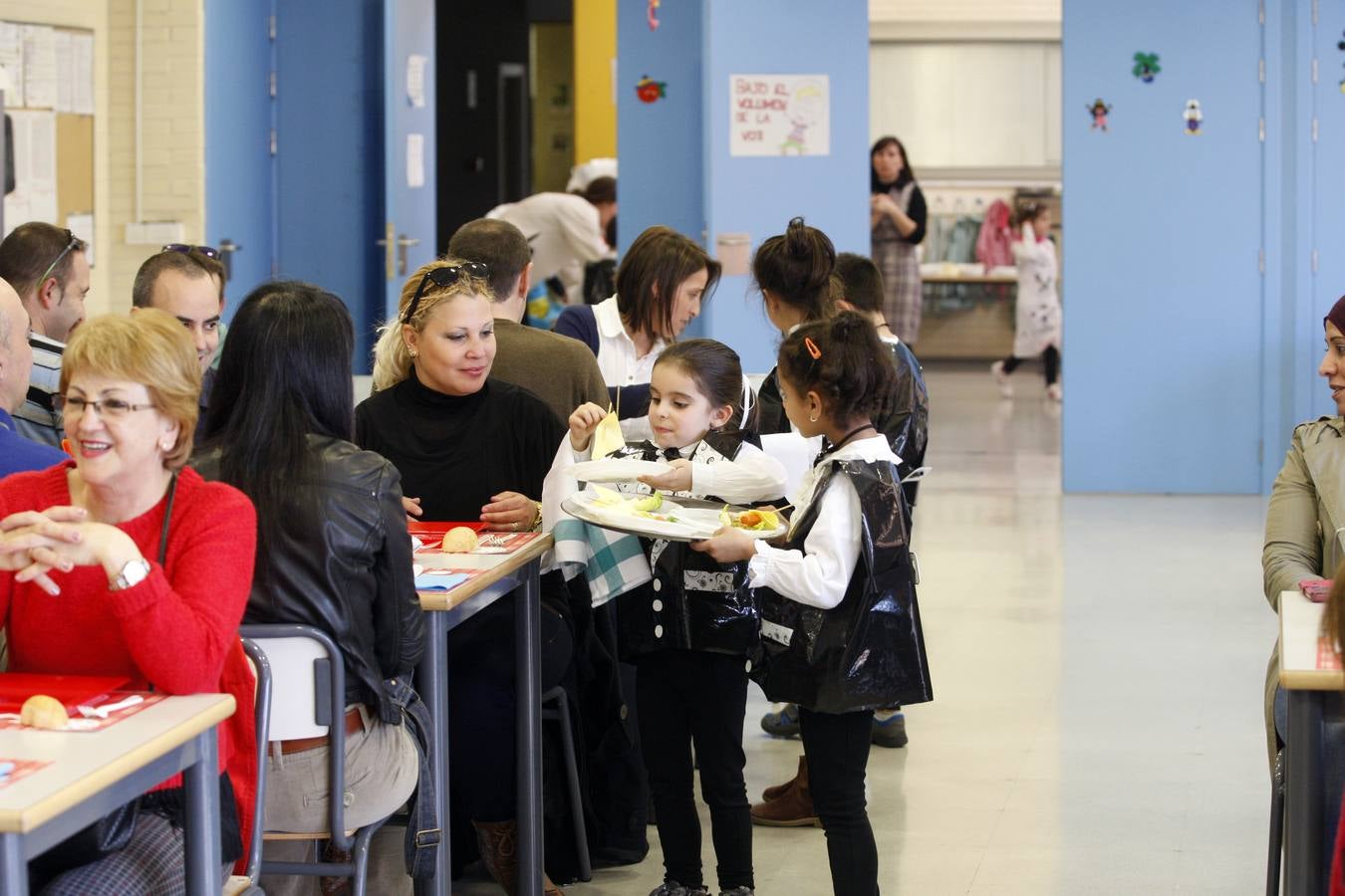 Los niños dan de comer a los padres