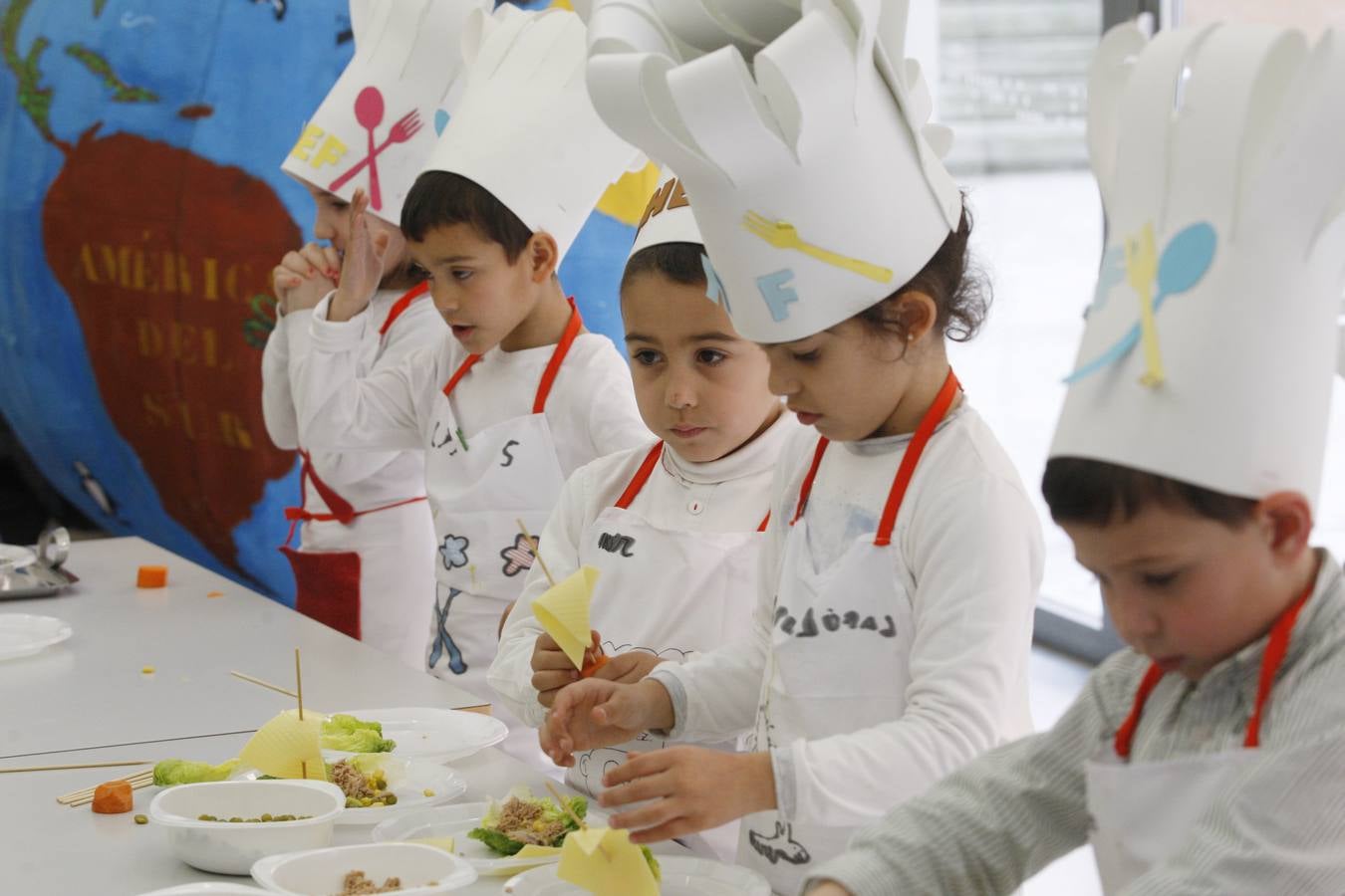 Los niños dan de comer a los padres