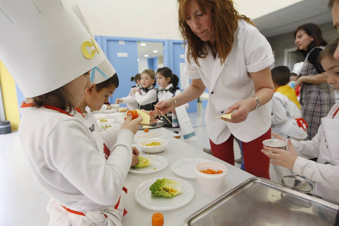 Los niños dan de comer a los padres