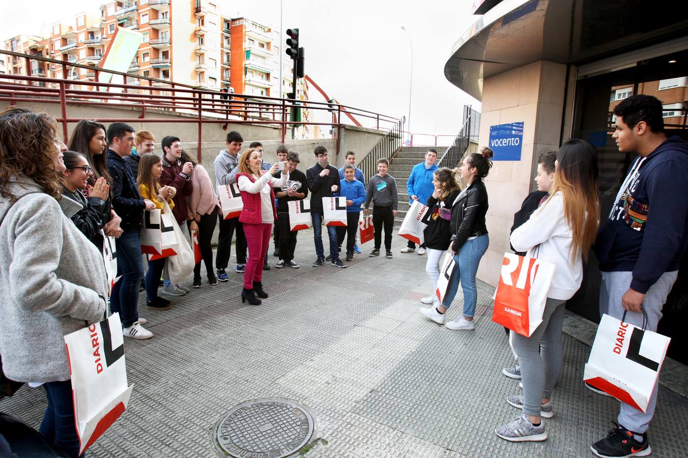 Los alumnos de 3 º de la ESDO FP del IES Laboral visitan la multimedia de Diario LA RIOJA