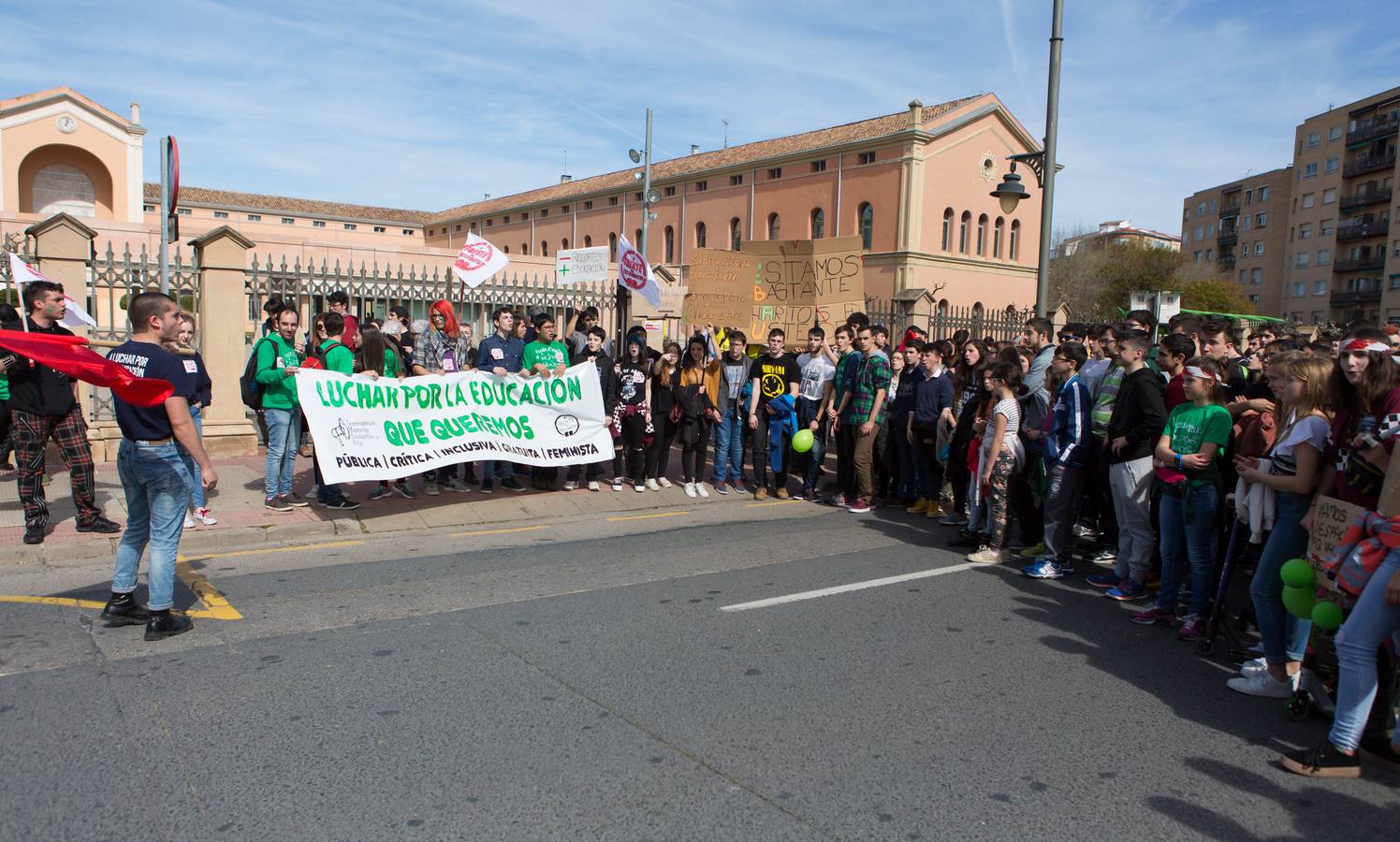 Los estudiantes se manifiestan en Logroño en defensa de la escuela pública