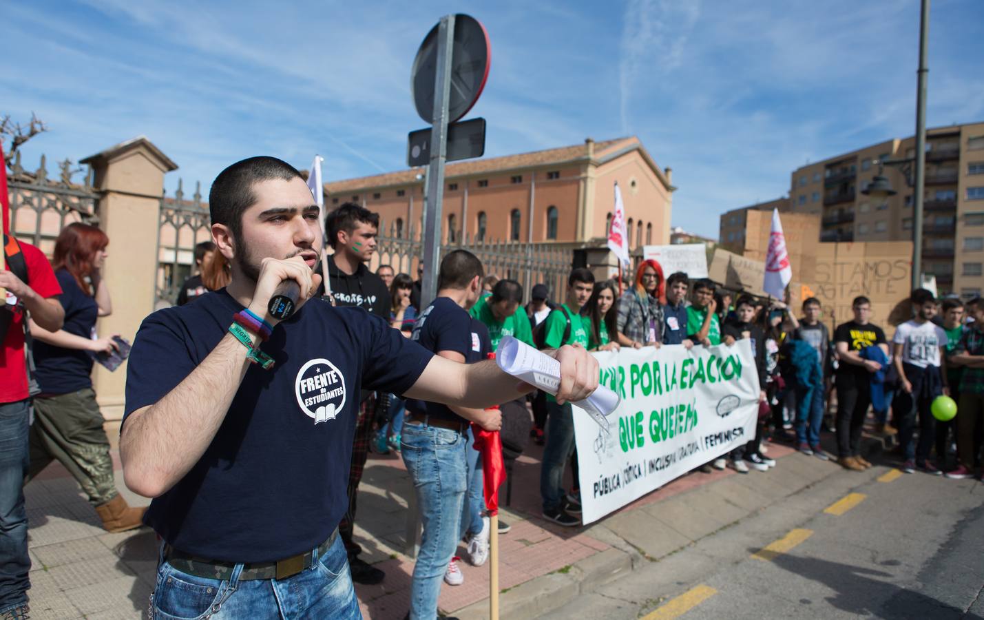 Los estudiantes se manifiestan en Logroño en defensa de la escuela pública