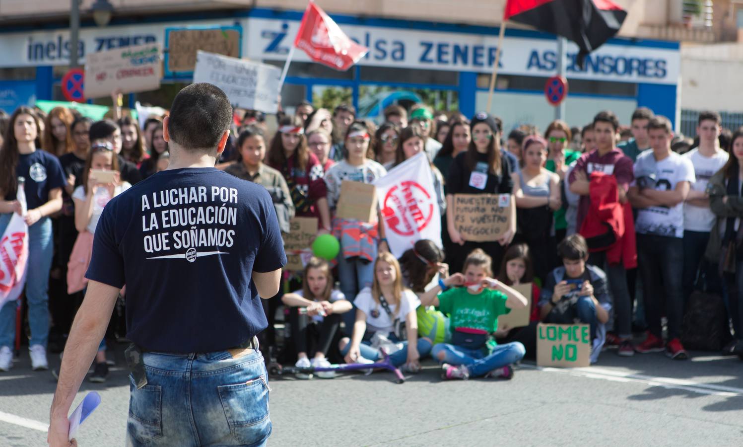 Los estudiantes se manifiestan en Logroño en defensa de la escuela pública