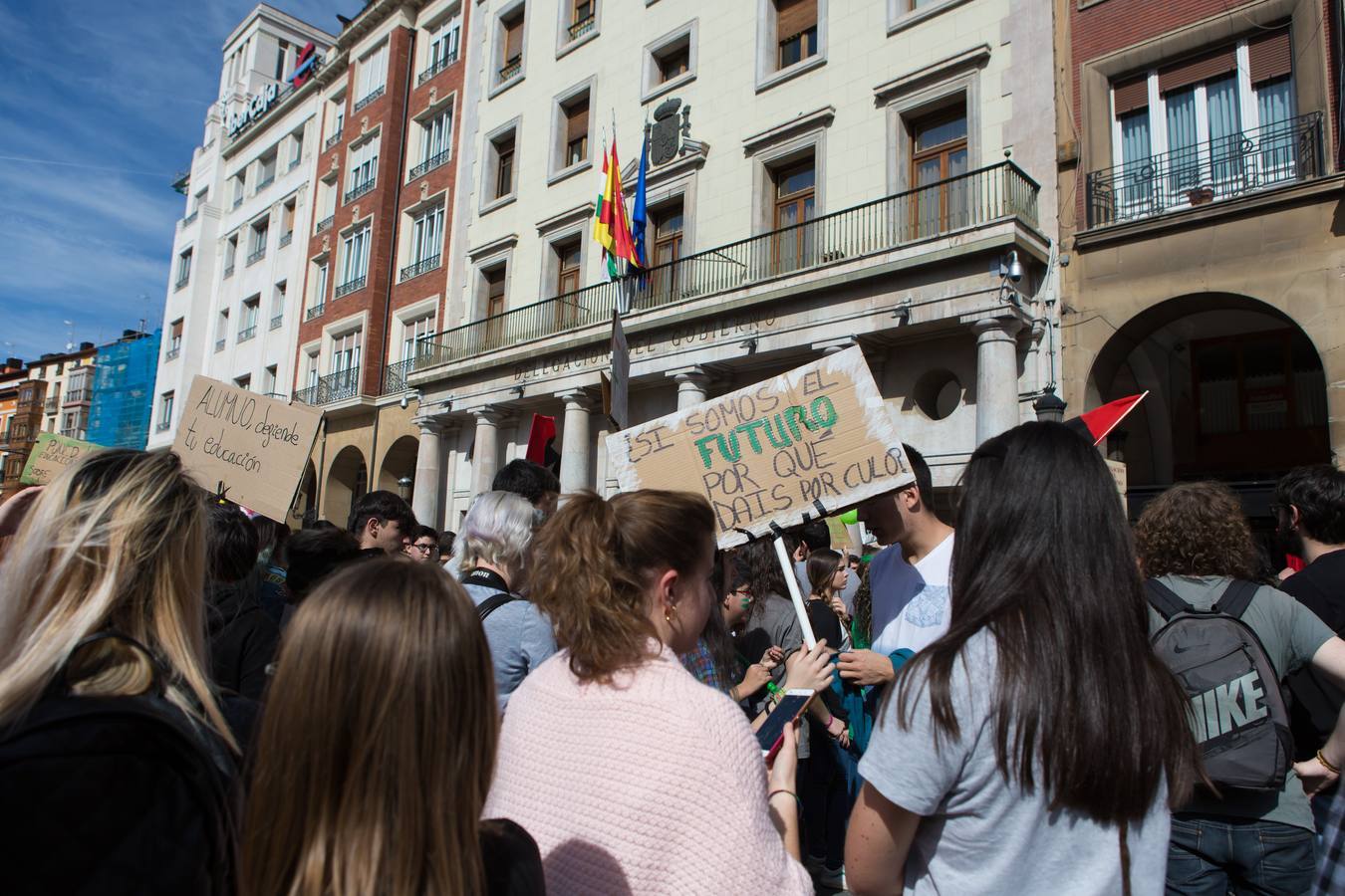 Los estudiantes se manifiestan en Logroño en defensa de la escuela pública