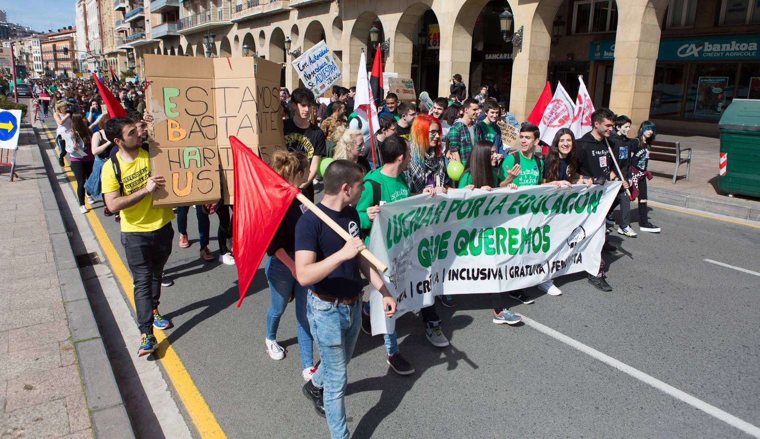 Los estudiantes se manifiestan en Logroño en defensa de la escuela pública
