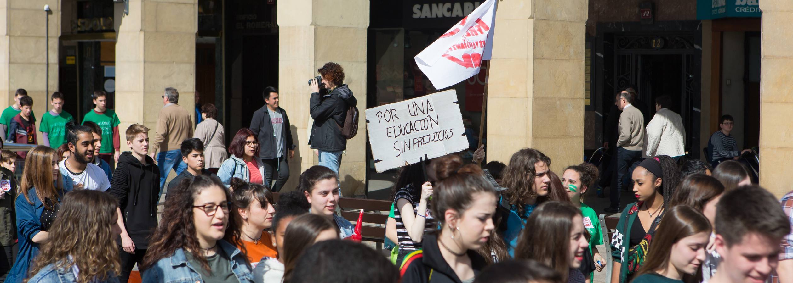 Los estudiantes se manifiestan en Logroño en defensa de la escuela pública