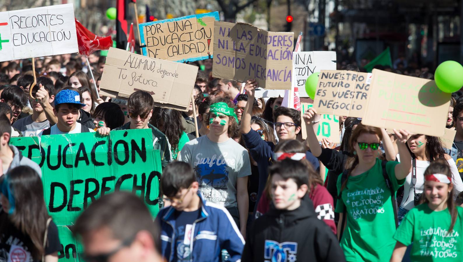 Los estudiantes se manifiestan en Logroño en defensa de la escuela pública
