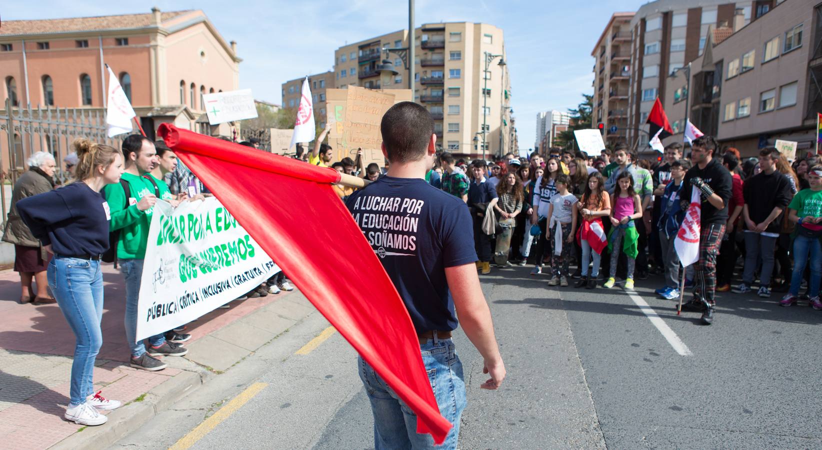 Los estudiantes se manifiestan en Logroño en defensa de la escuela pública
