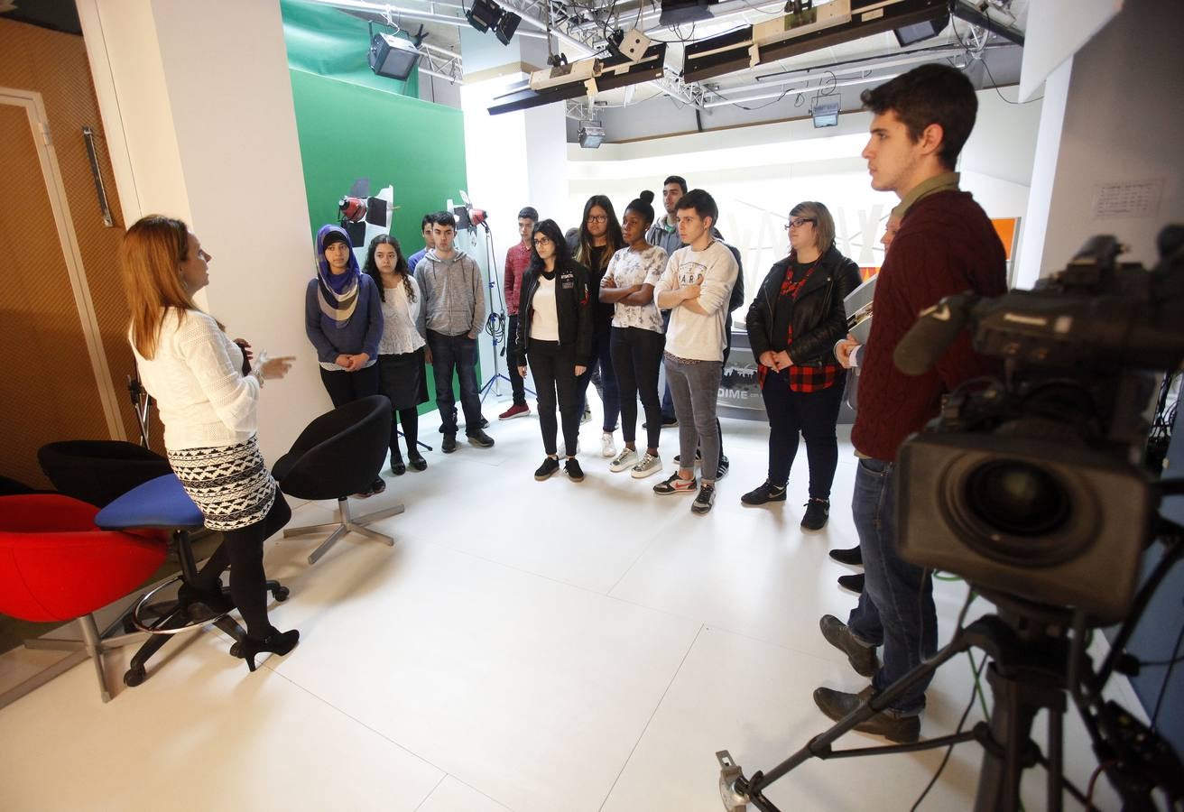 Alumnos del IES Comercio visitan la multimedia de Diario LA RIOJA