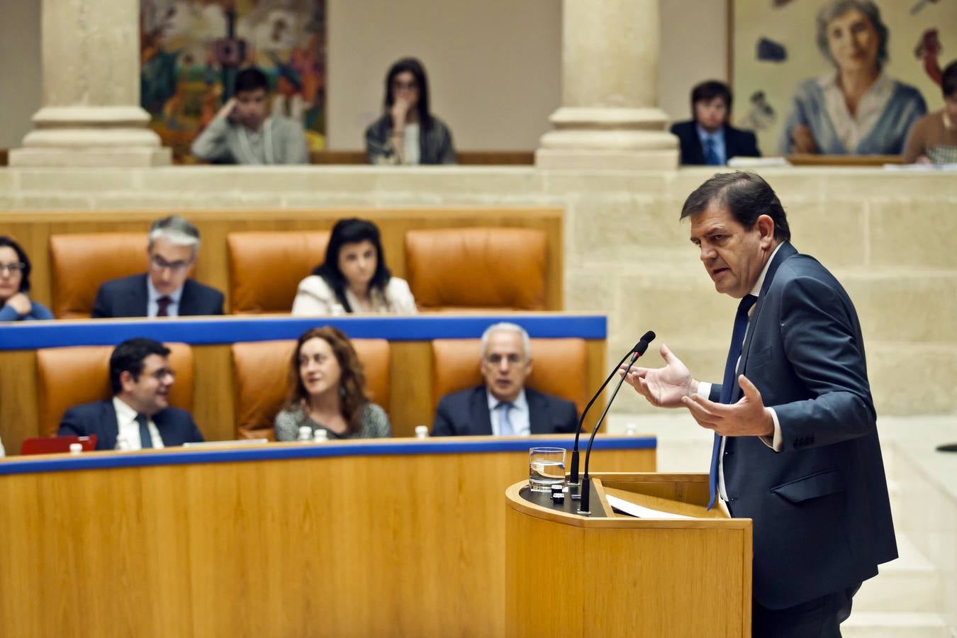 Los gestos y las conversaciones del Pleno del Parlamento riojano