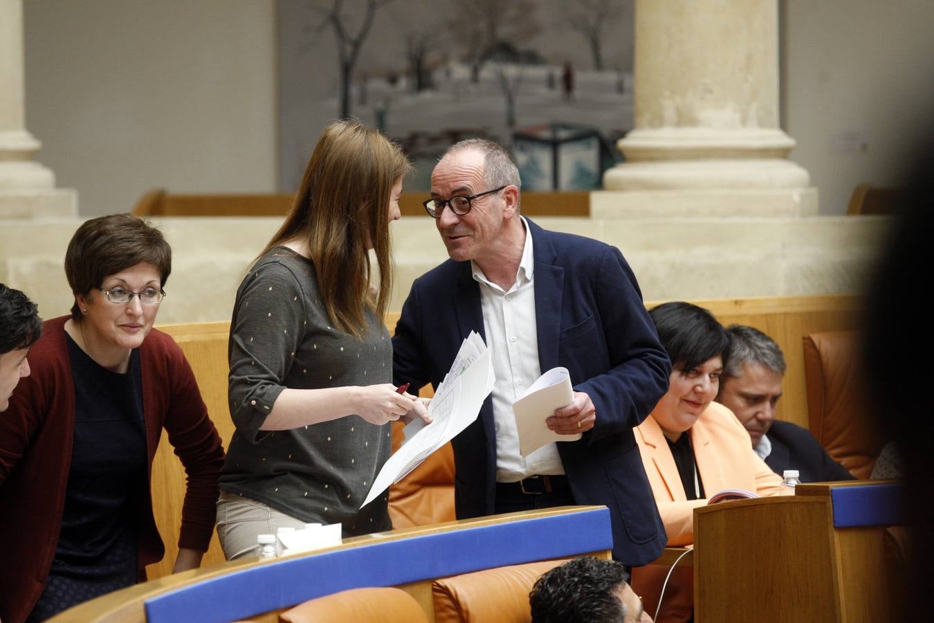 Los gestos y las conversaciones del Pleno del Parlamento riojano