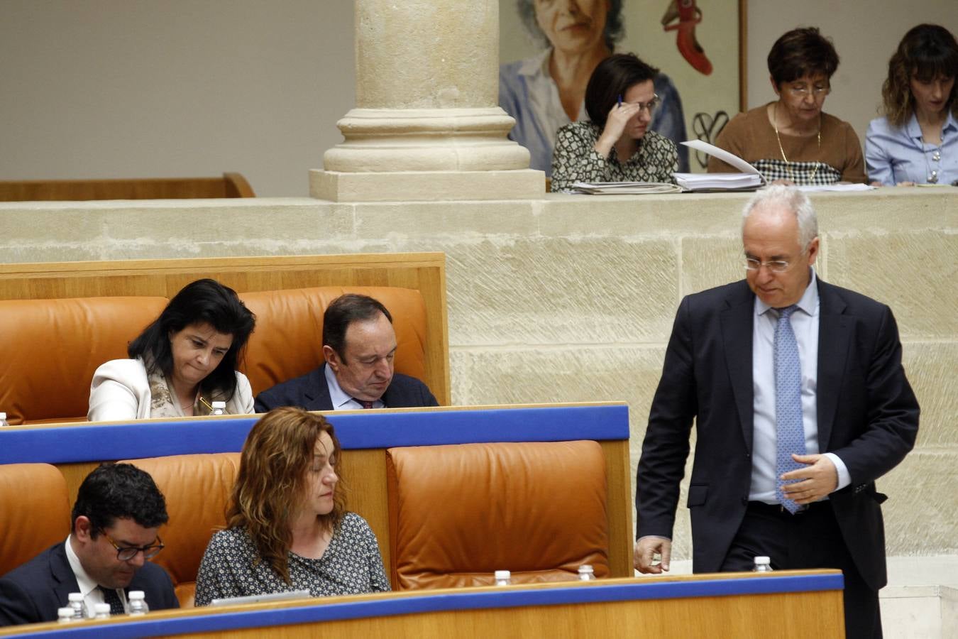 Los gestos y las conversaciones del Pleno del Parlamento riojano