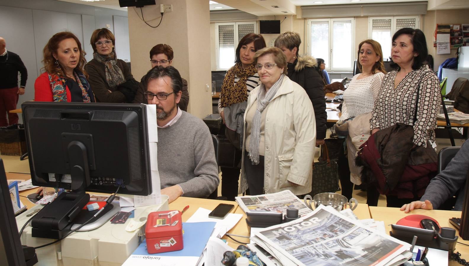 El Club de Lectura de la biblioteca de Albelda de Iregua visita la multimedia de Diario LA RIOJA