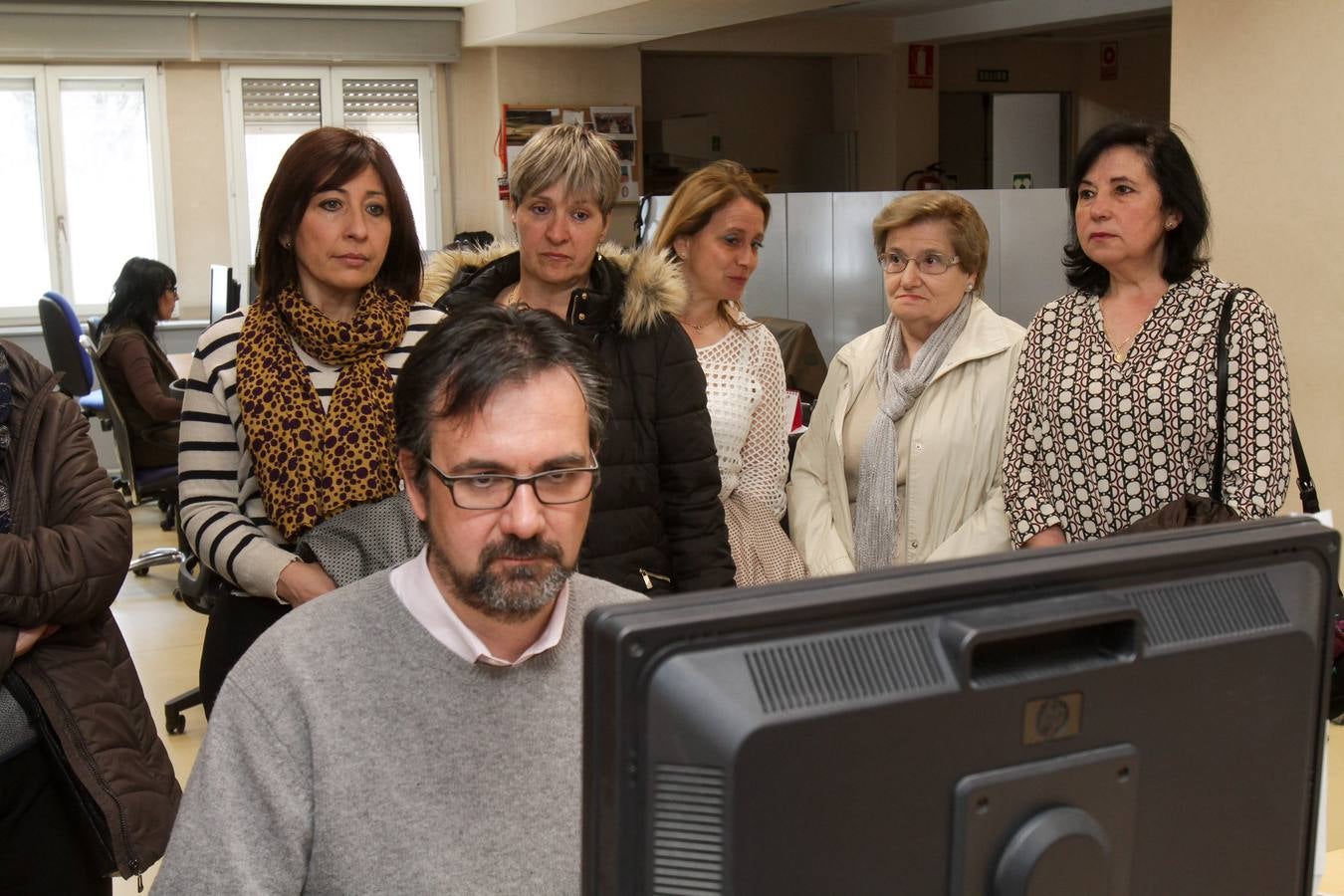El Club de Lectura de la biblioteca de Albelda de Iregua visita la multimedia de Diario LA RIOJA