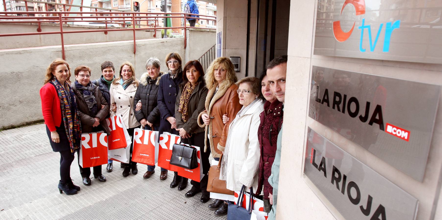 El Club de Lectura de la biblioteca de Albelda de Iregua visita la multimedia de Diario LA RIOJA