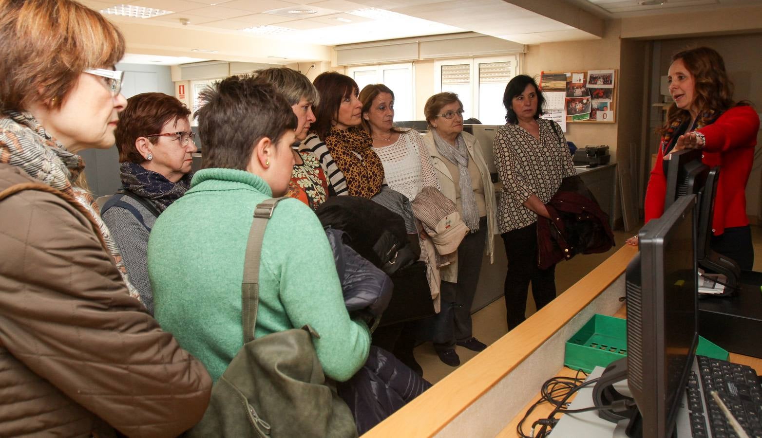 El Club de Lectura de la biblioteca de Albelda de Iregua visita la multimedia de Diario LA RIOJA