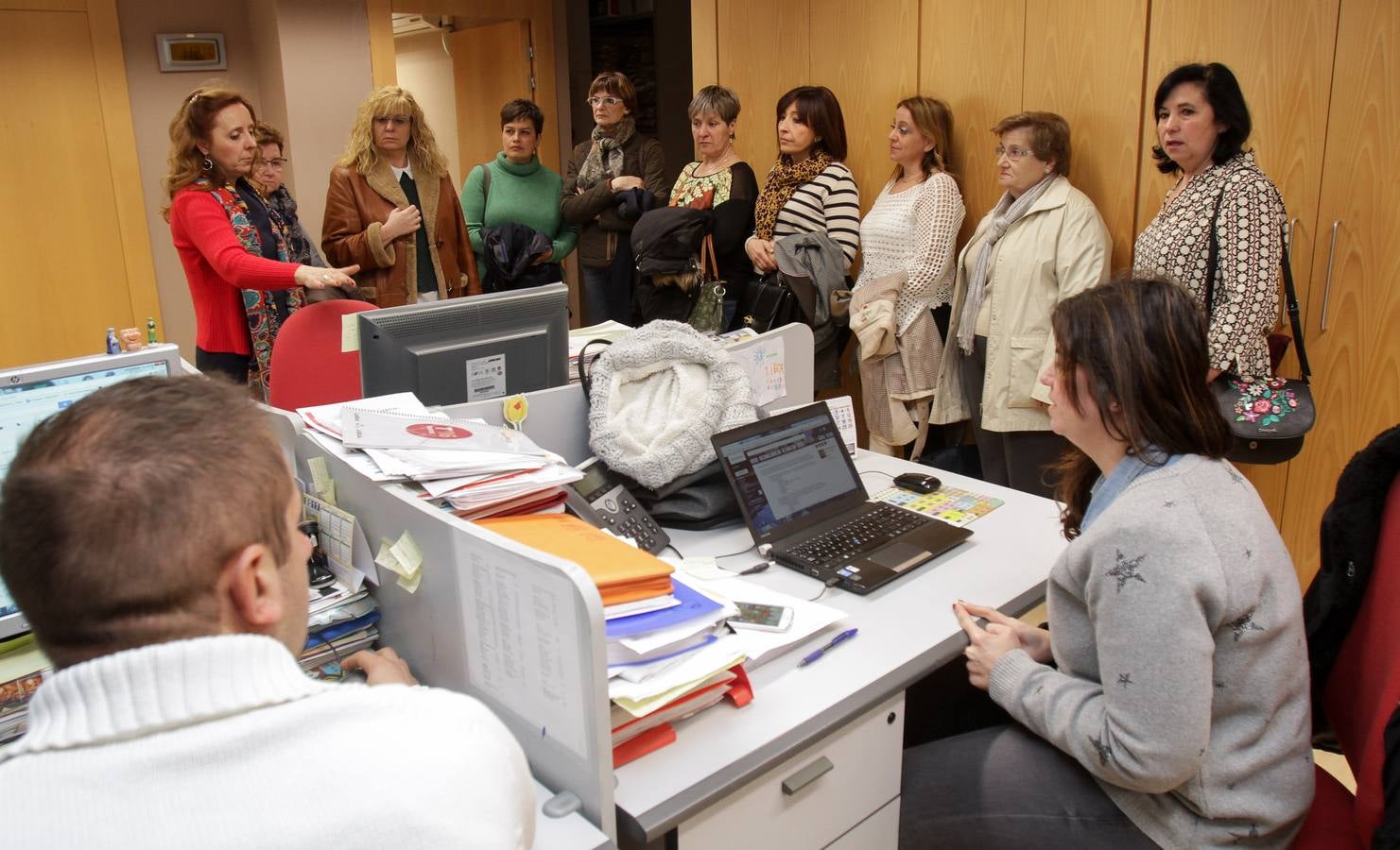El Club de Lectura de la biblioteca de Albelda de Iregua visita la multimedia de Diario LA RIOJA