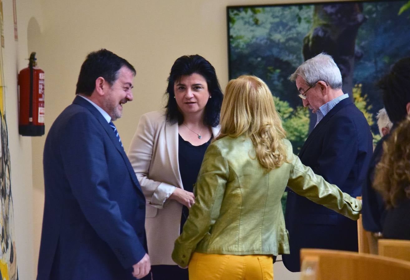 Taurinos, gestos y conversaciones en el pleno del Parlamento riojano