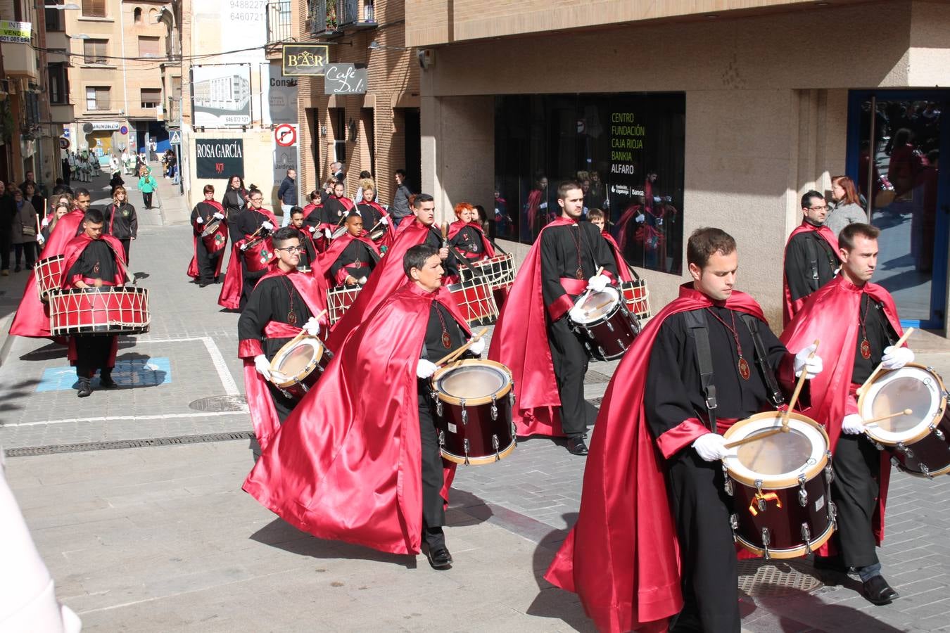 Los bombos atraen la Semana Santa en Arnedo