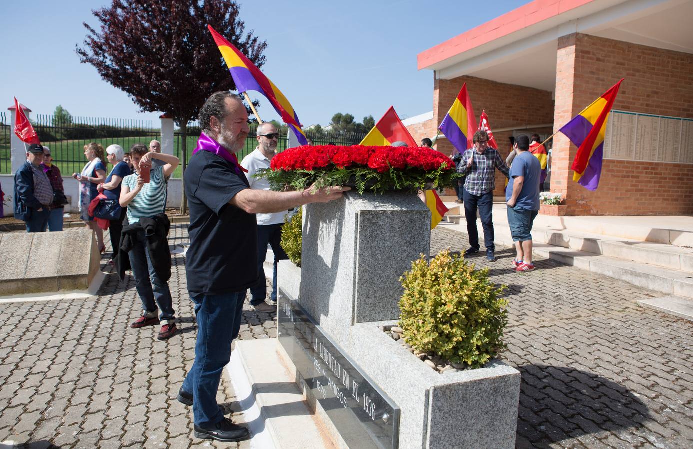 Día de la República en el cementerio civil de la Barranca