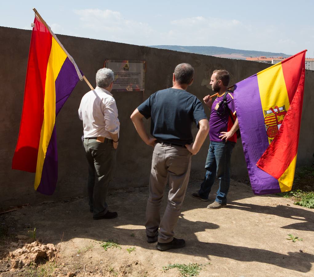 IU y el PCE celebran el día de la República en el cementerio de Fuenmayor