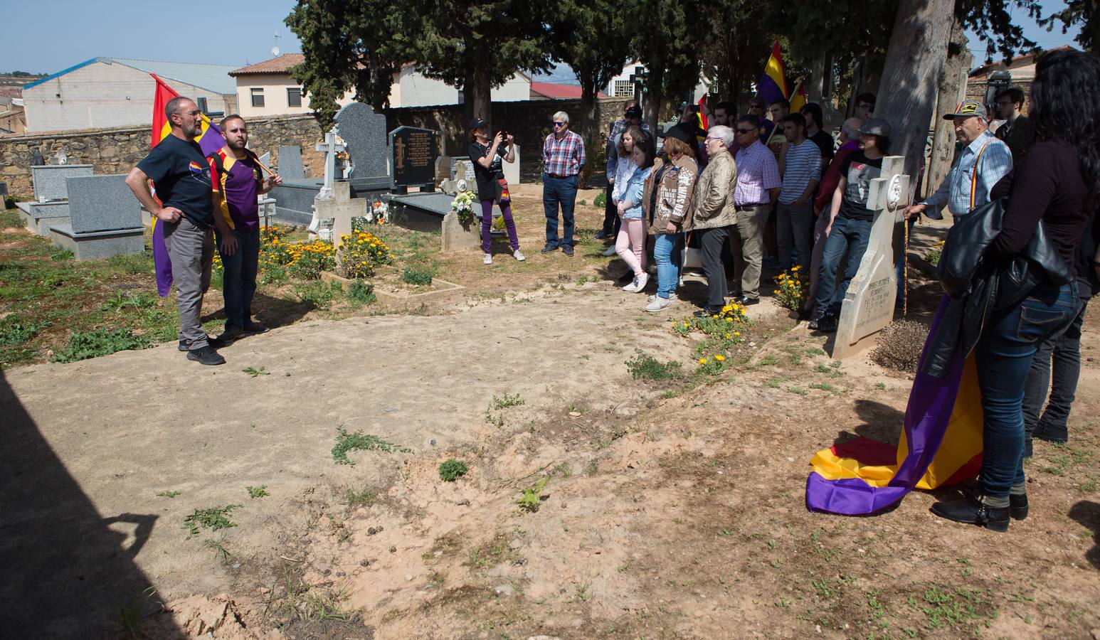 IU y el PCE celebran el día de la República en el cementerio de Fuenmayor