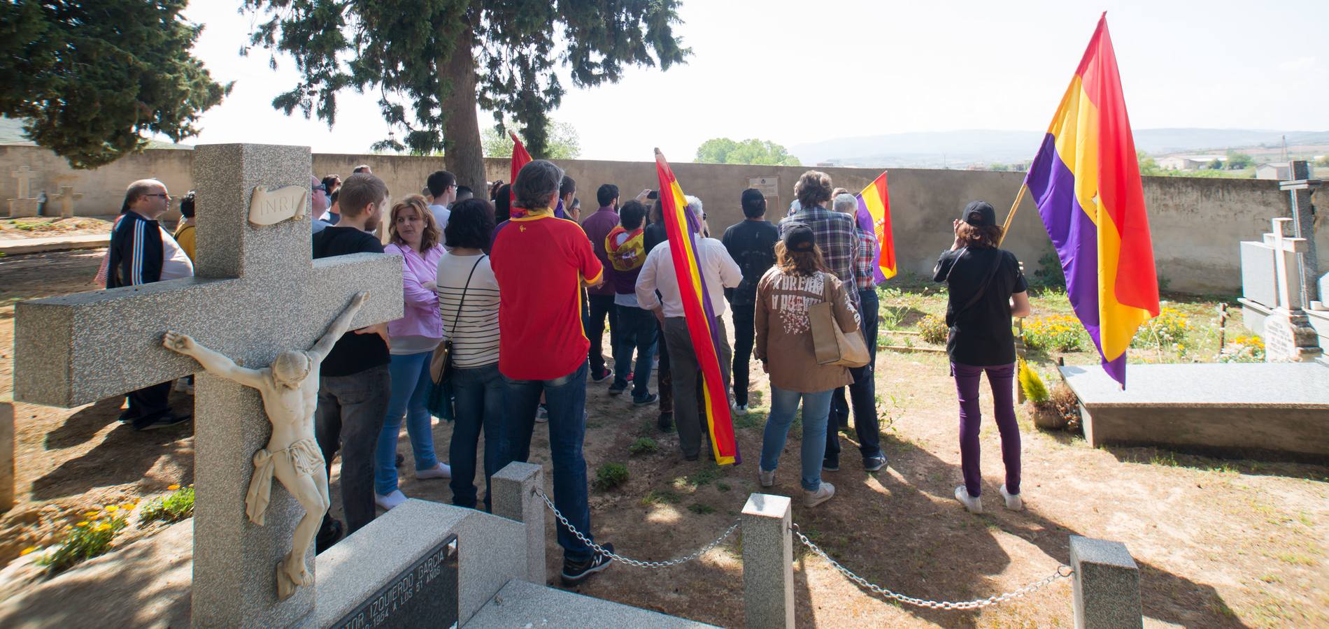 IU y el PCE celebran el día de la República en el cementerio de Fuenmayor