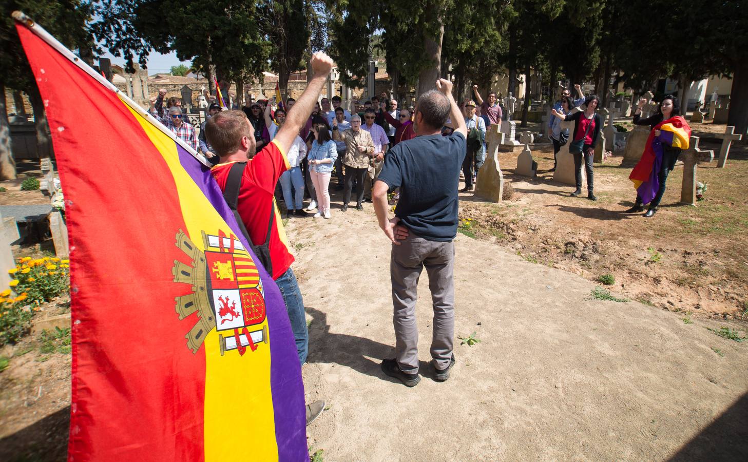 IU y el PCE celebran el día de la República en el cementerio de Fuenmayor