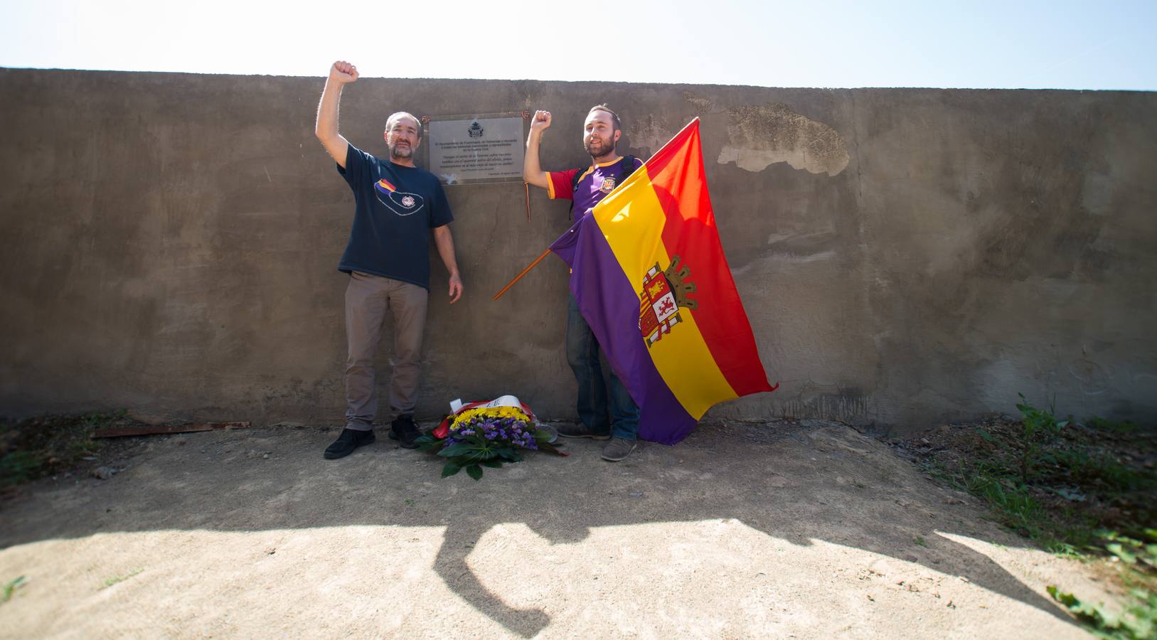 IU y el PCE celebran el día de la República en el cementerio de Fuenmayor