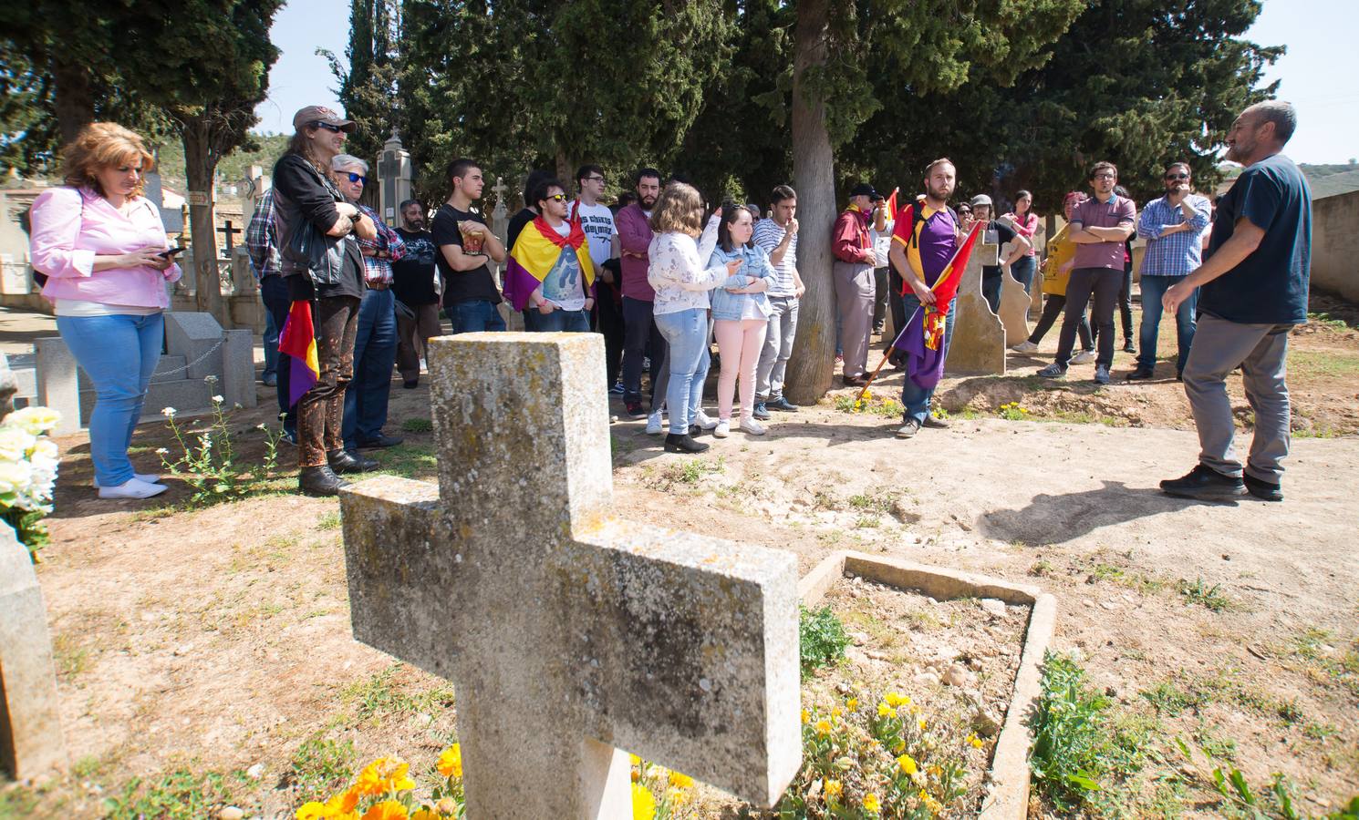 IU y el PCE celebran el día de la República en el cementerio de Fuenmayor