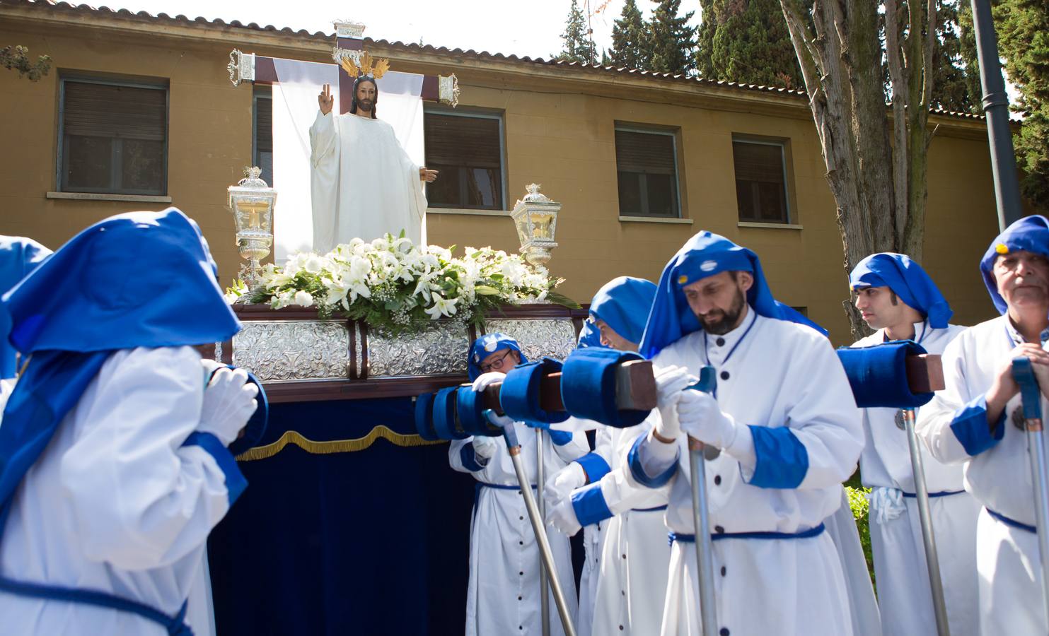 El paso del ‘Santo Cristo resucitado&#039; cierra la Semana Santa (I)