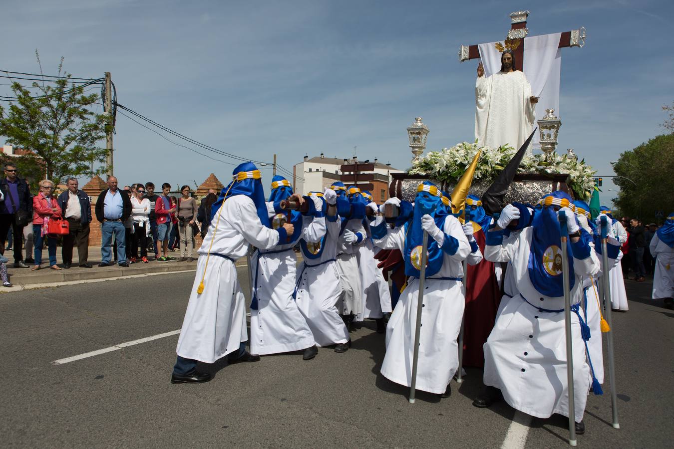 El paso del ‘Santo Cristo resucitado&#039; cierra la Semana Santa (II)