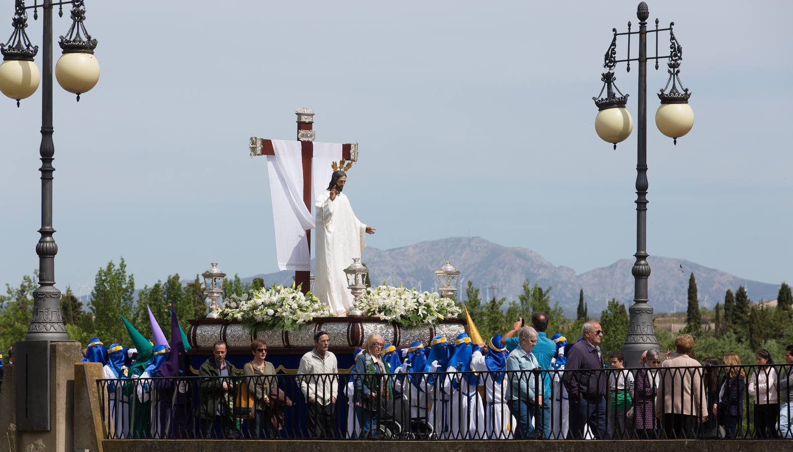 El paso del ‘Santo Cristo resucitado&#039; cierra la Semana Santa (II)