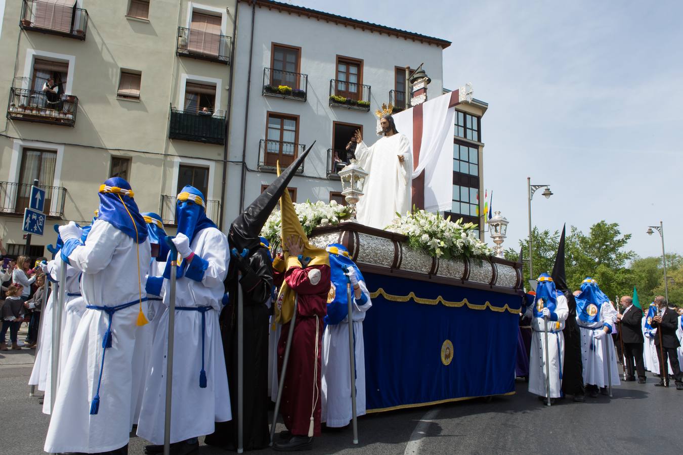 El paso del ‘Santo Cristo resucitado&#039; cierra la Semana Santa (II)