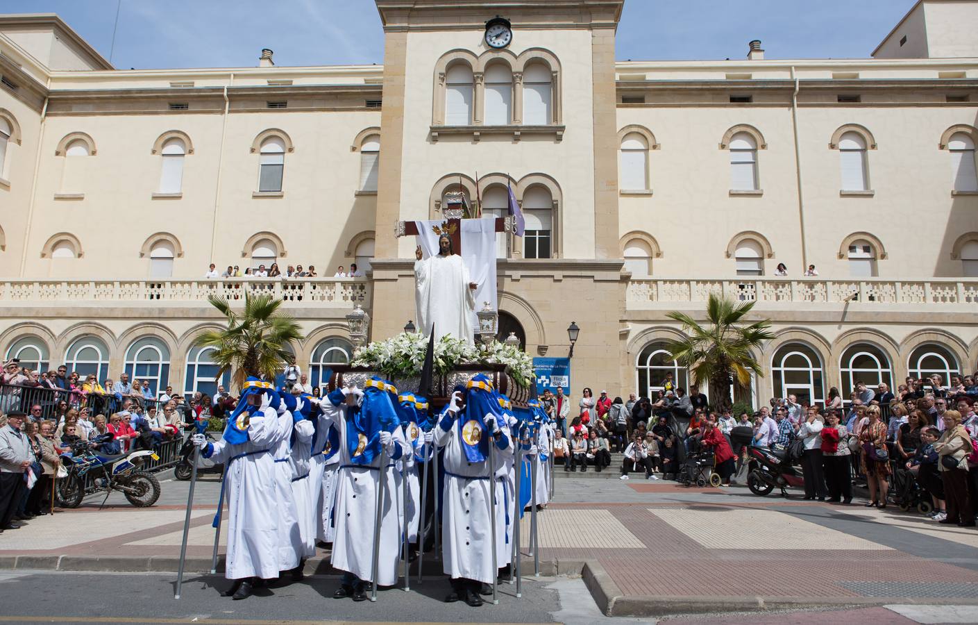 El paso del ‘Santo Cristo resucitado&#039; cierra la Semana Santa (II)