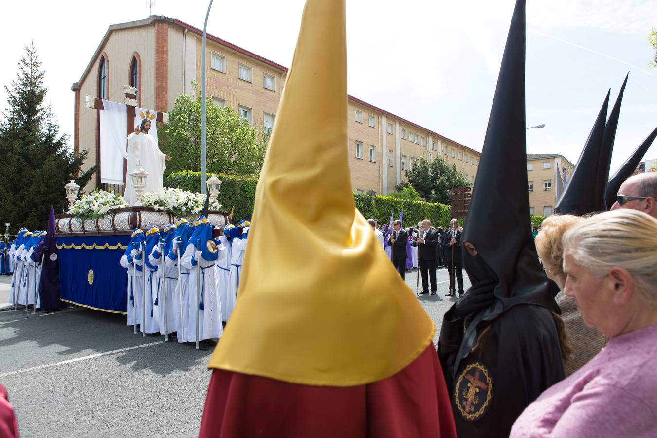 El paso del ‘Santo Cristo resucitado&#039; cierra la Semana Santa (II)