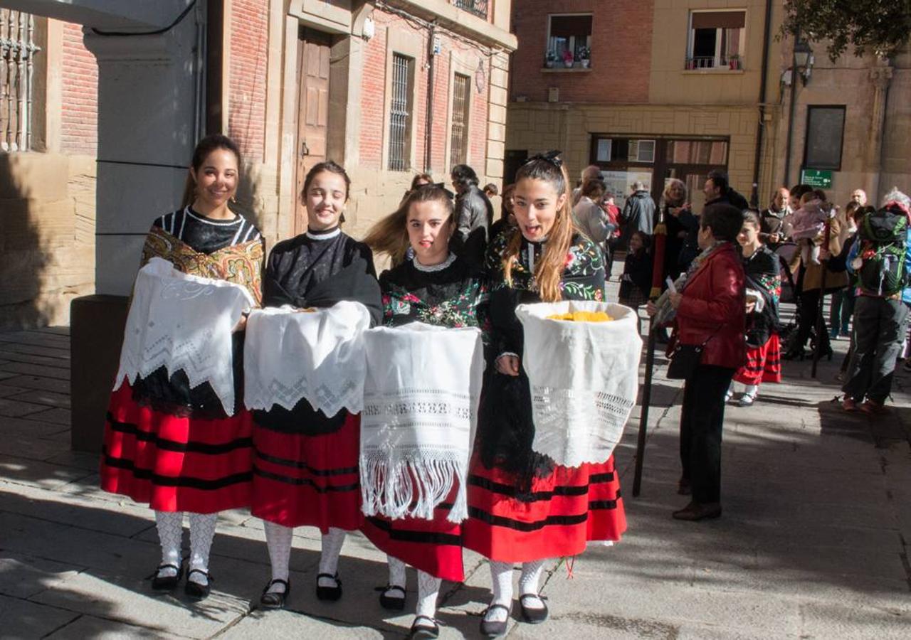 Las doncellas reparten el &#039;pan del Santo&#039; entre los calceatenses