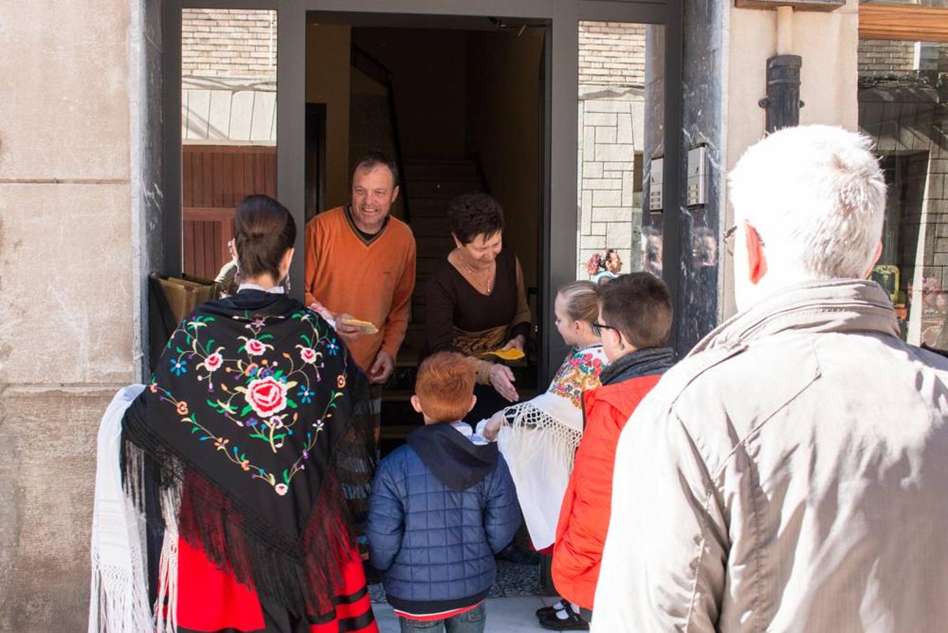 Las doncellas reparten el &#039;pan del Santo&#039; entre los calceatenses