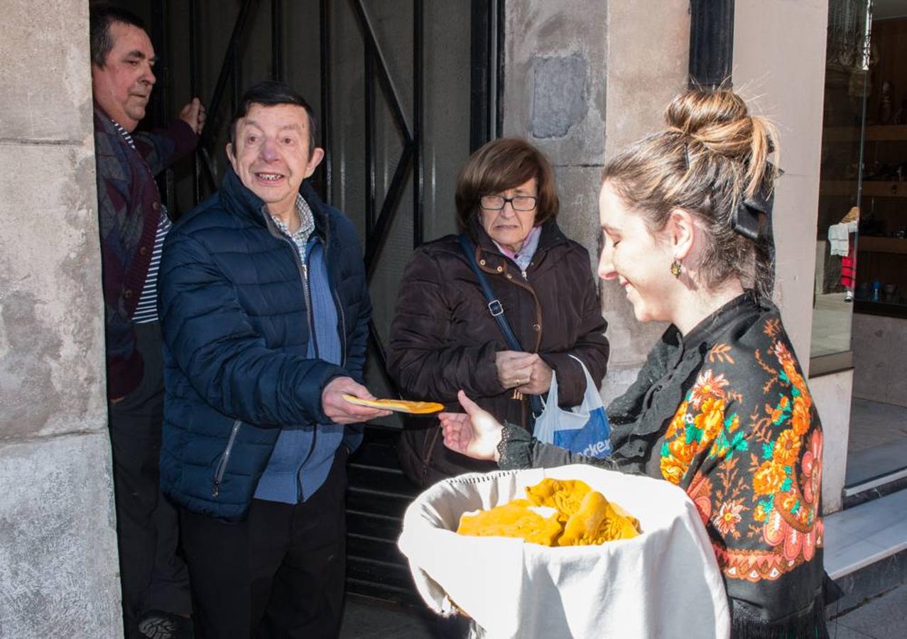 Las doncellas reparten el &#039;pan del Santo&#039; entre los calceatenses