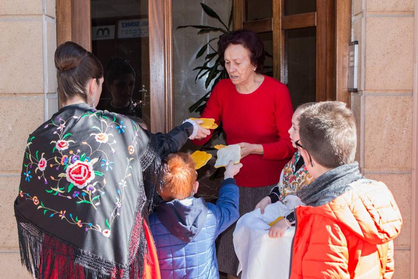 Las doncellas reparten el &#039;pan del Santo&#039; entre los calceatenses