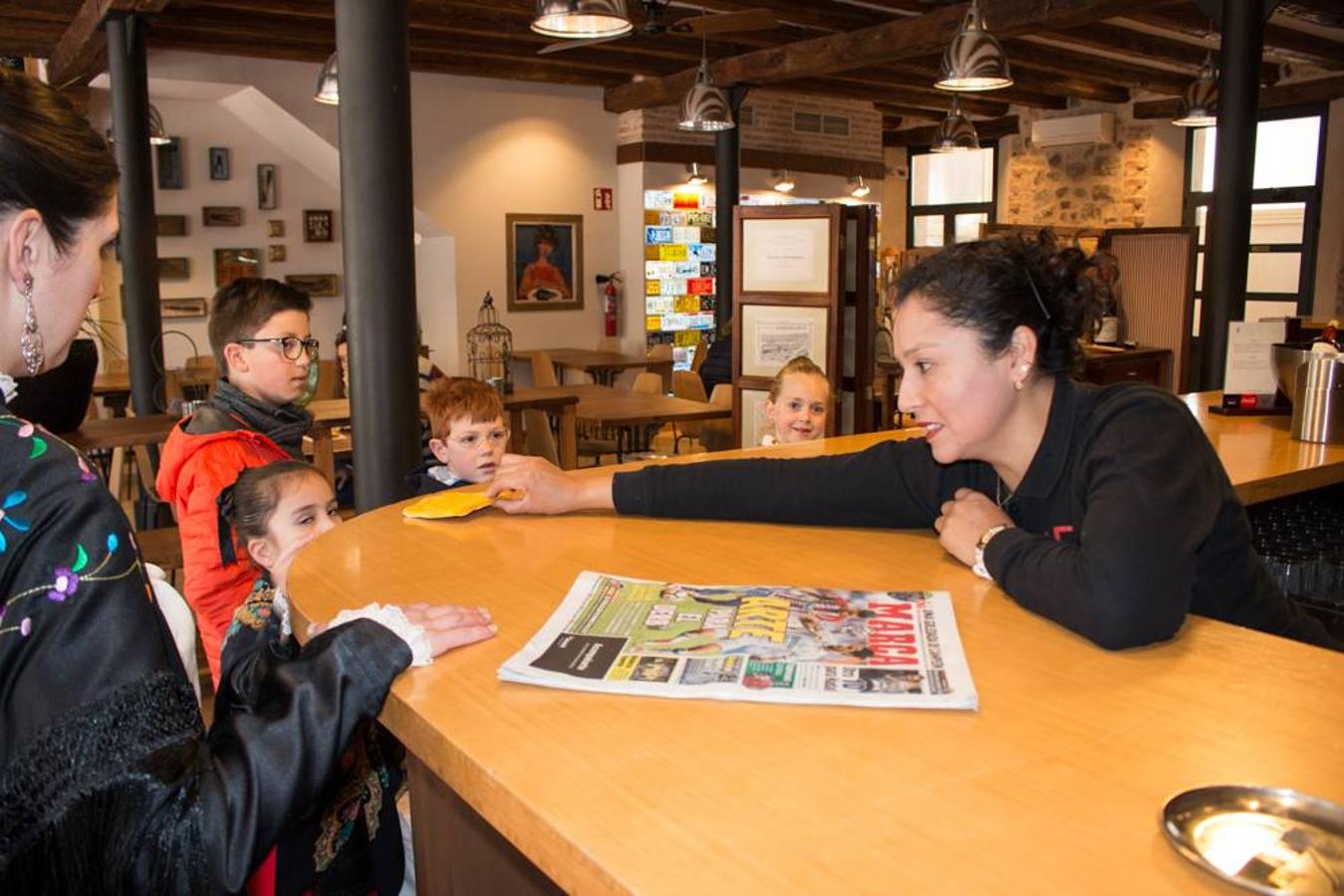 Las doncellas reparten el &#039;pan del Santo&#039; entre los calceatenses