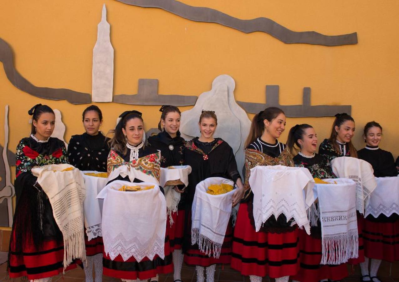 Las doncellas reparten el &#039;pan del Santo&#039; entre los calceatenses