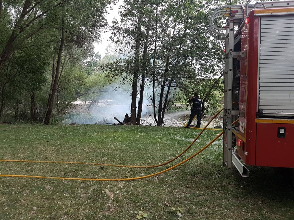 La actuación de los bomberos en el Parque del Iregua y el del Ebro para extinguir los incendios
