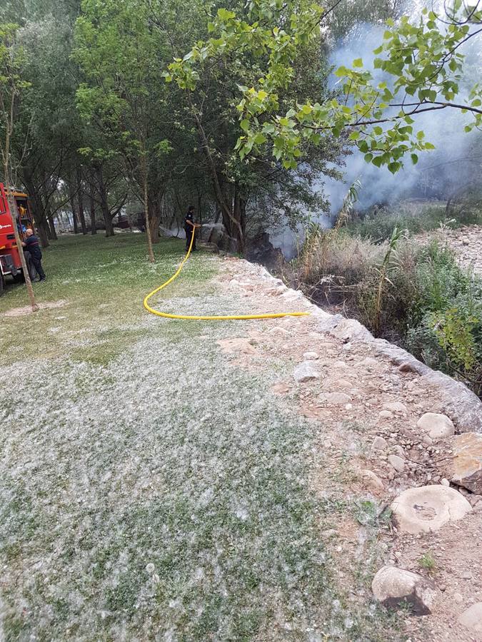 La actuación de los bomberos en el Parque del Iregua y el del Ebro para extinguir los incendios