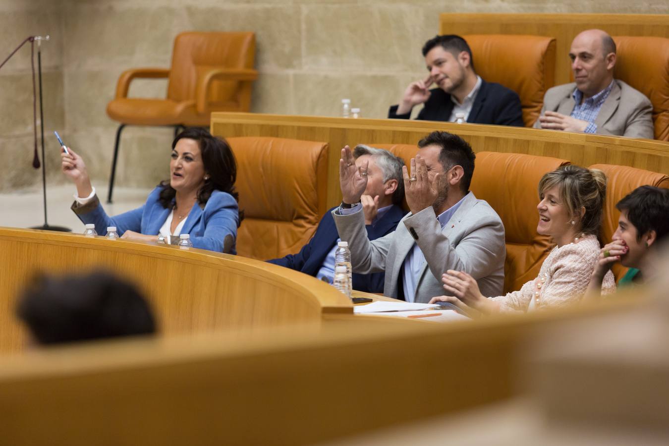 Los gestos de la sesión del Pleno del Parlamento